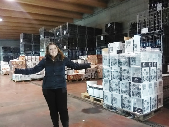 Viviana Costa mostra il magazzino di stoccaggio della Teo Costa Selezione Giobbe