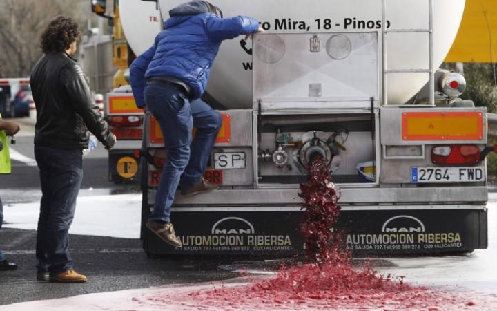 vino spagnolo sversato in francia