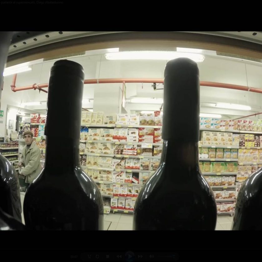 bottiglia vino parlante scherzo supermercato diego abatantuono