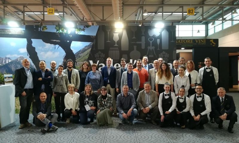 foto di gruppo degli espositori della valle daosta con i sommelier ais