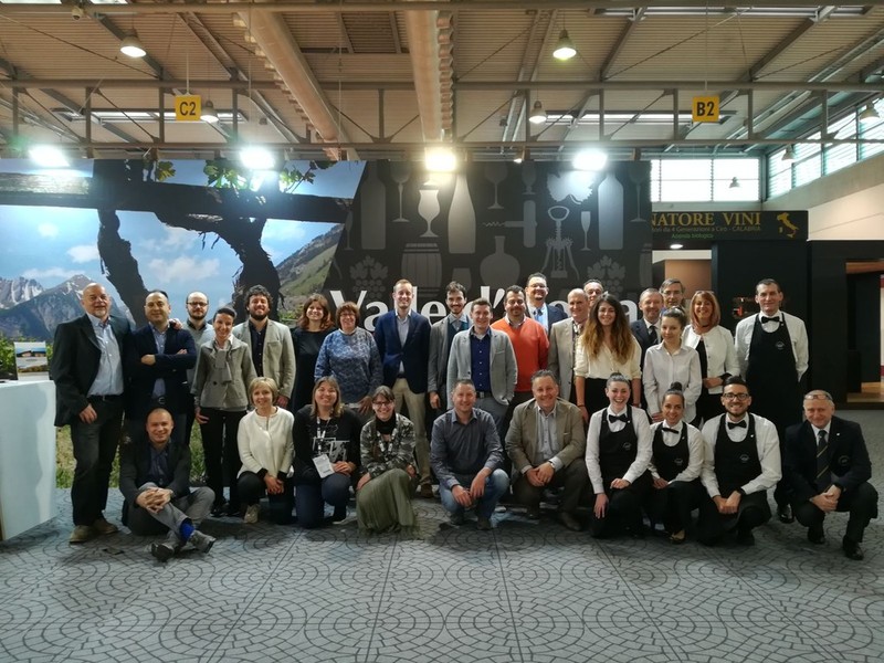 foto di gruppo degli espositori della valle daosta con i sommelier ais