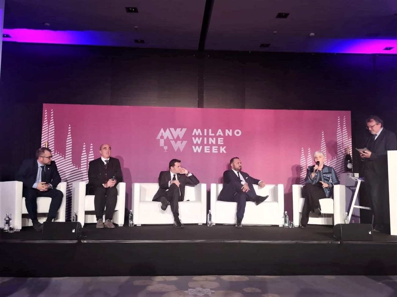 milano wine week 2019 dusseldorf Centinaio al Prowein Italia armata Brancaleone. Serve unagenzia per la promozione delle imprese 1