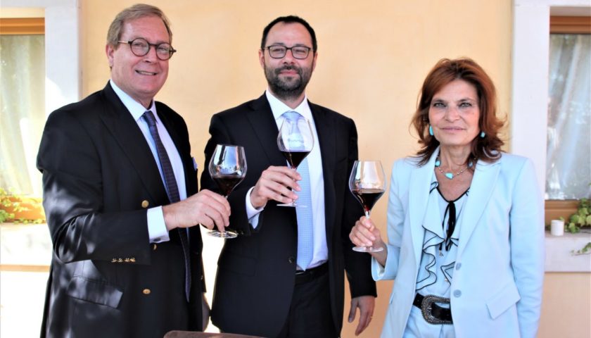 ministro Patuanelli in Valpolicella consegnato Dossier sostenibilità e vocazione dimpresa andrea sartori olga bussinello