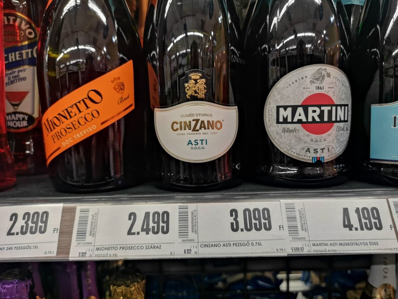 La forza di un brand italiano. LAsti Martini a 1264 euro al supermercato in Ungheria 1