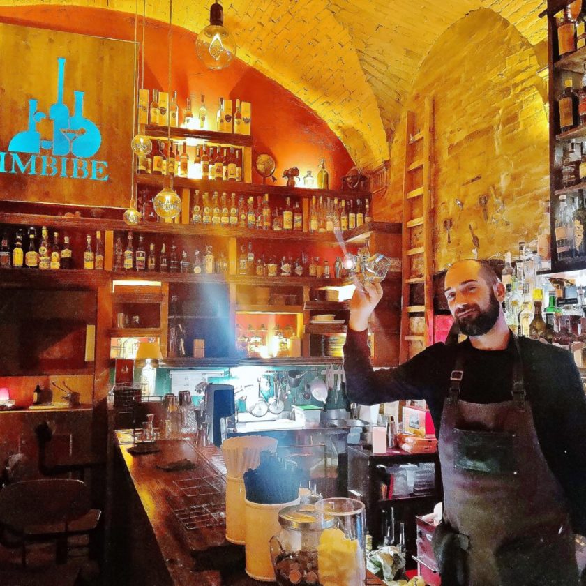 Come a Milano ma è Foligno una notte a Imbibe il coctktail bar di Leonardo Ferretti