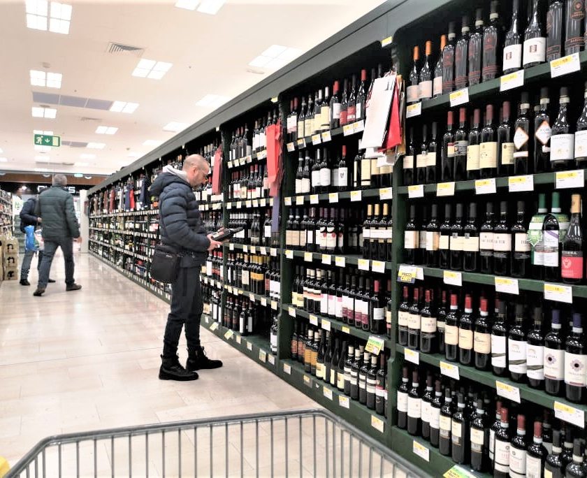 Vino a volantino a fine marzo le promozioni al supermercato