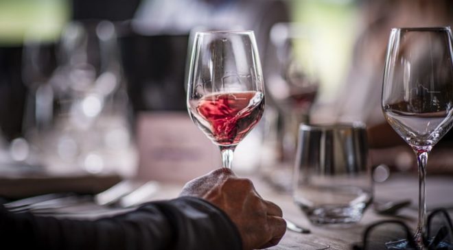 Consumi vino quarantena gli italiani bevono più di prima e spendono meno