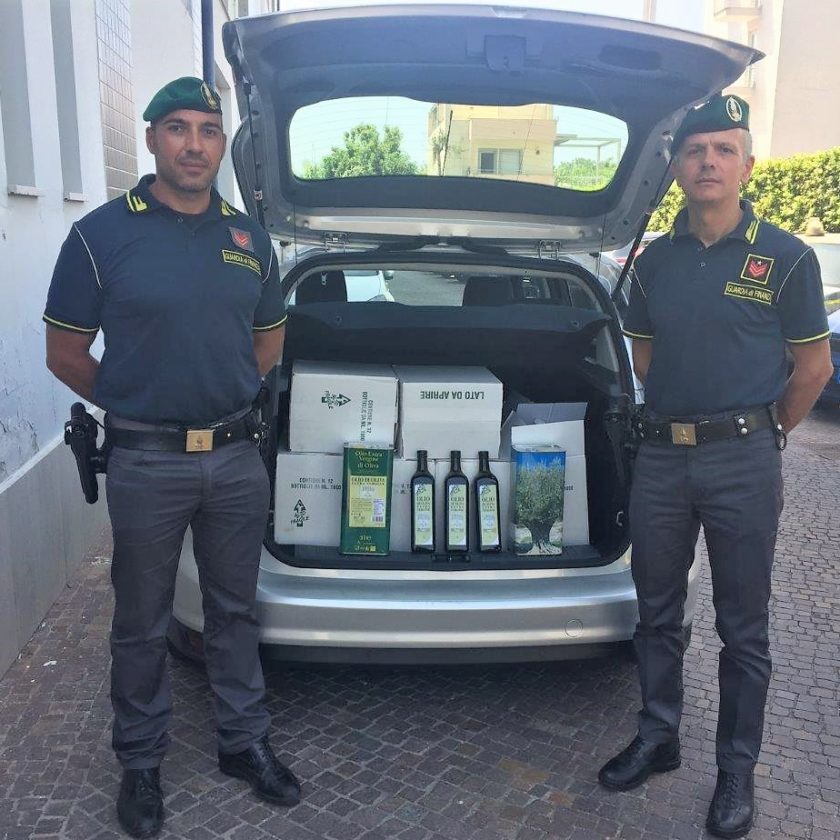 200 litri di Olio extravergine 100 italiano nel bagagliaio ma letichetta è falsa