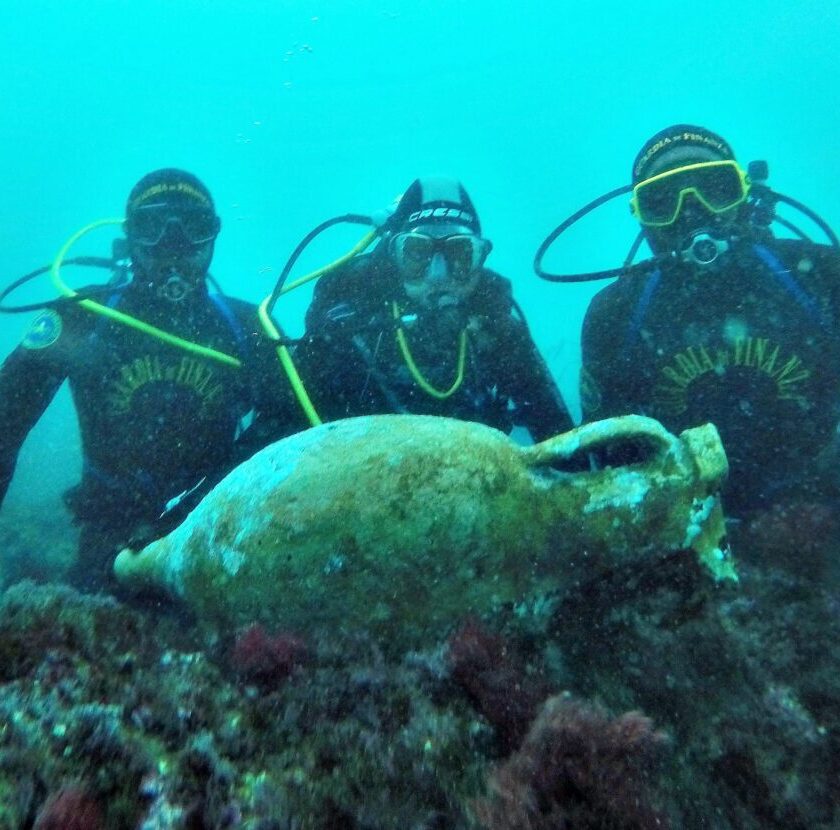 Trovata unanfora greco romana sui fondali di Civitavecchia risale al II III Secolo a.C. sommozzatori gdf 3
