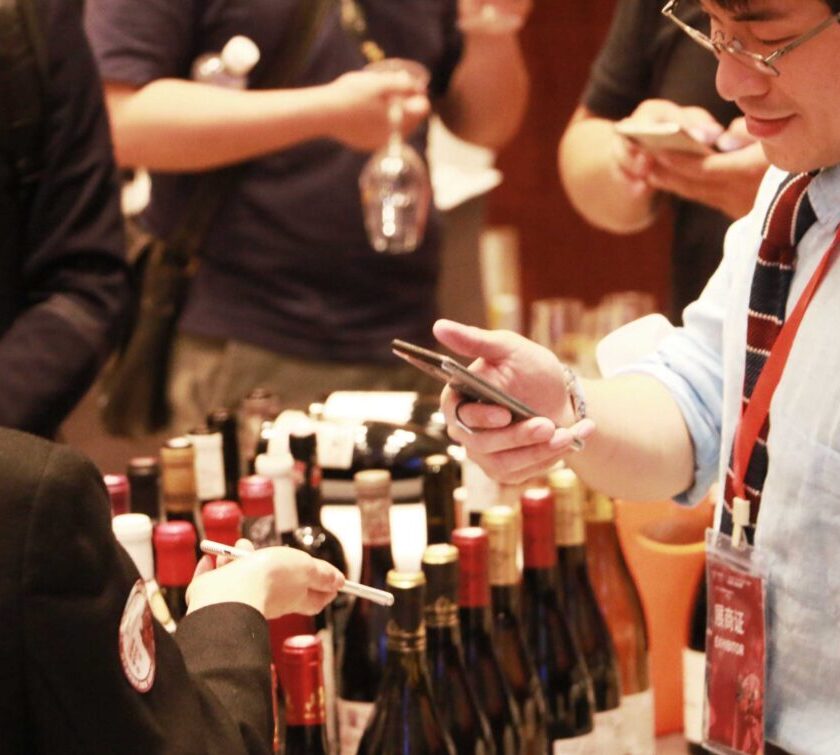 Falso Sassicaia Brunello e Chianti alla fiera del vino in Cina sgominata la banda