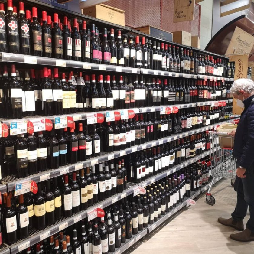 corsia vino al supermercato vini al super scaffale