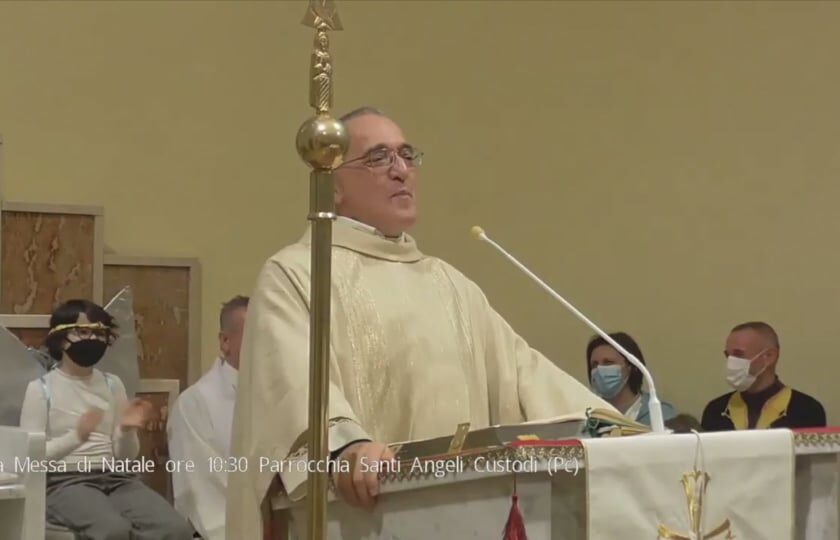 Don Pietro Cesena il parroco che invita a bare vino buono Astemi Niente Paradiso