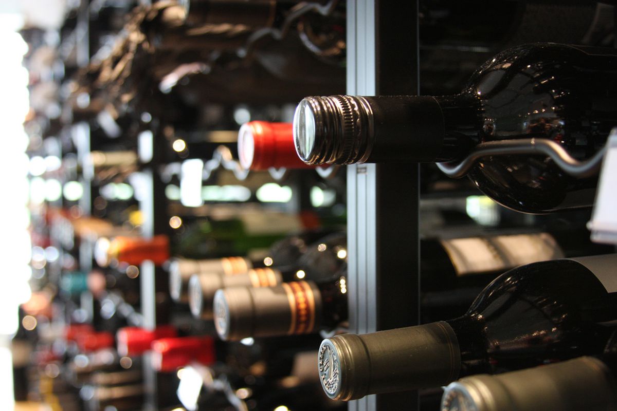 Vino italiano prove di ripartenza calano le giacenze salgono i prezzi