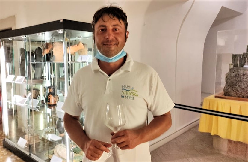 Matej Skerlj Produttori vino Doc Carso verso logo su bottiglie «Zona da difendere da Prosecco e Pinot Grigio» Matej Skerlj Produttori vino Doc Carso verso logo su bottiglie «Zona da difendere da Prosecco e Pinot Grigio»