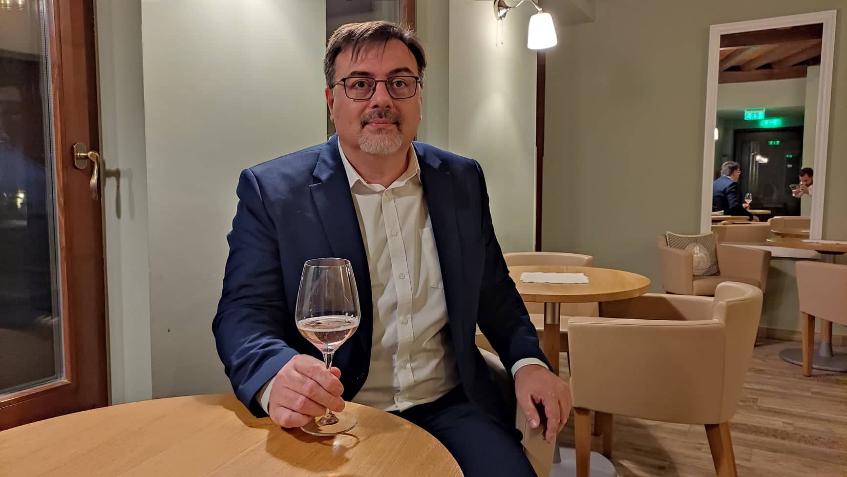 Altro che diritti Lgbt: l'Ungheria chiede ad Orbán di poter bere vino al ristorante Zoltán Győrffy Pécsi Borozó