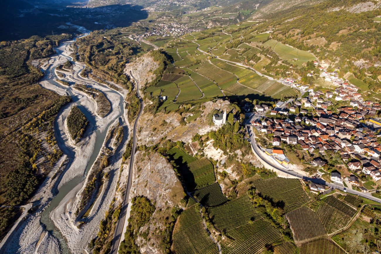 Svizzera enotecario aggredisce chi compra vino estero spot che cela la crisi della viticoltura Vallese Valais