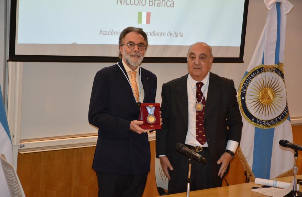 Niccolò Branca premiato dall’Accademia Nazionale Argentina delle Scienze Economiche