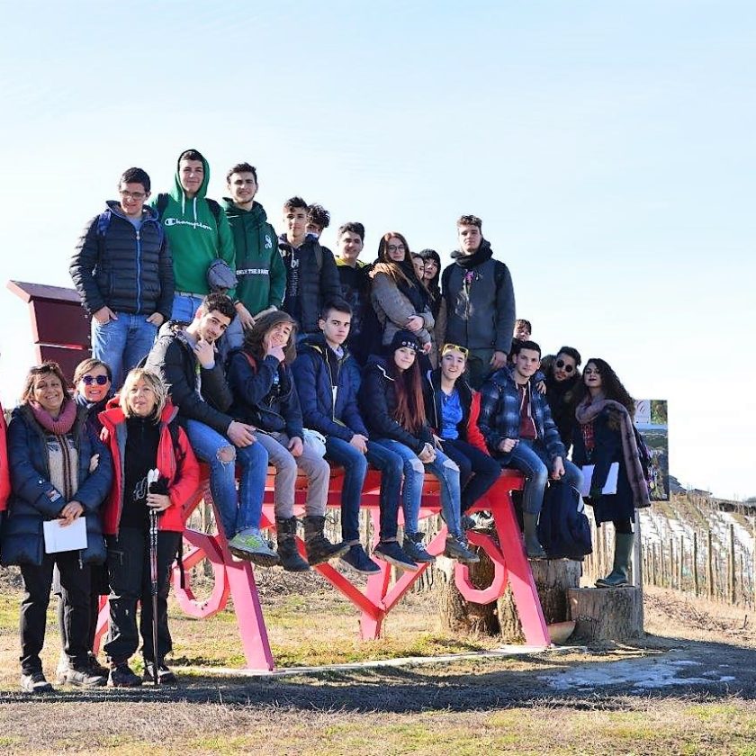 Cascina Castlet un percorso didattico racconta la biodiversita in vigna Studenti Istituto Penna Asti con Mariuccia Borio