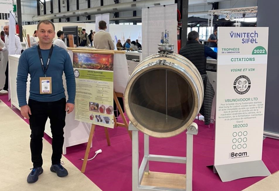 Produrre vino senza additivi e solfiti la rivoluzione delle botti Vbung enologo inventore Vitalie Popa