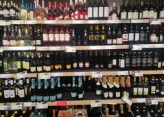 Vendite vino supermercato 2023 reggono solo spumanti low cost e Vermentino sardo
