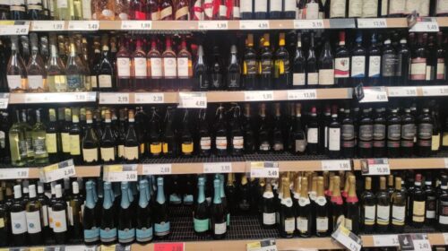 Vendite vino supermercato 2023 reggono solo spumanti low cost e Vermentino sardo