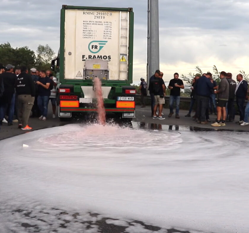 viticoltori francesi Aude dichiarano guerra al vino spagnolo Concorrenza sleale