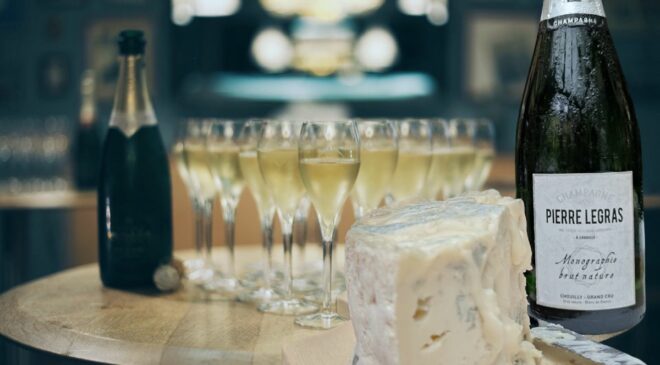 Champagne Day abbinamento perfetto con 8 formaggi italiani Gorgonzola Dolce Fontina Taleggio Caciocavallo Pecorino Robiola Bitto e Burrata