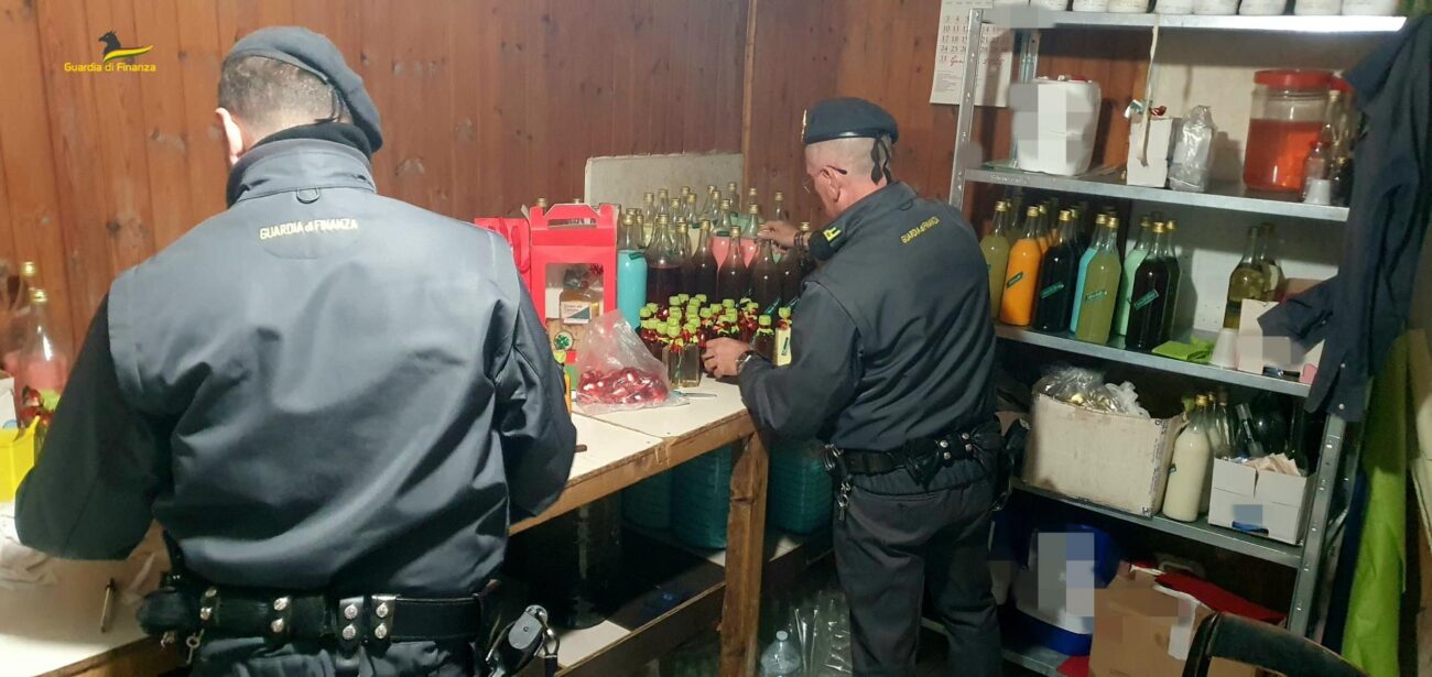 Sequestrati 1.000 litri di alcol e liquori clandestini in provincia di Salerno angri guardia di finanza 1