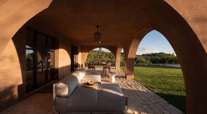 Casa Grande patio Chaza ospitalità secondo Arianna Occhipinti nei Monti Iblei