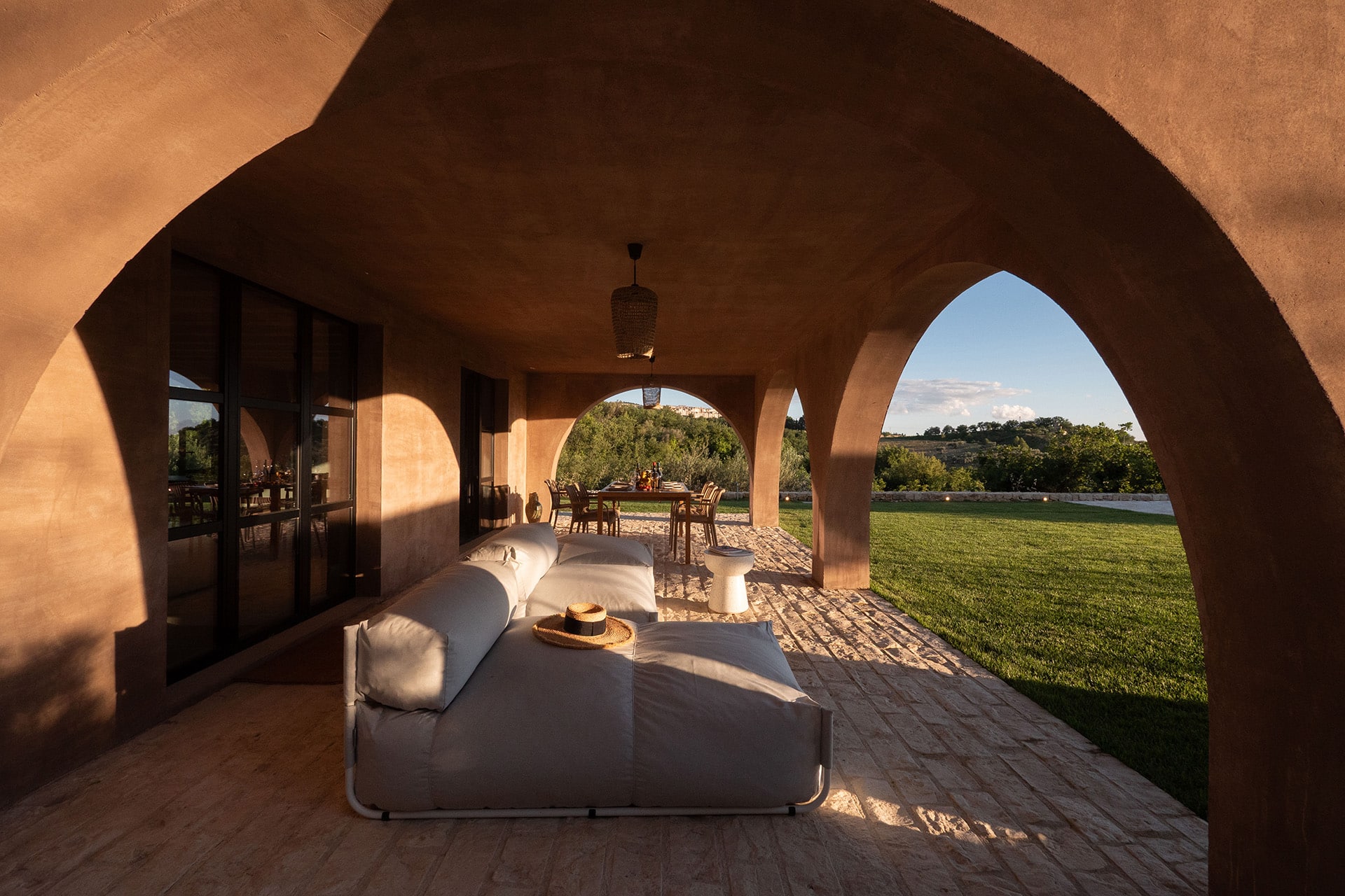 Casa Grande patio Chaza ospitalità secondo Arianna Occhipinti nei Monti Iblei