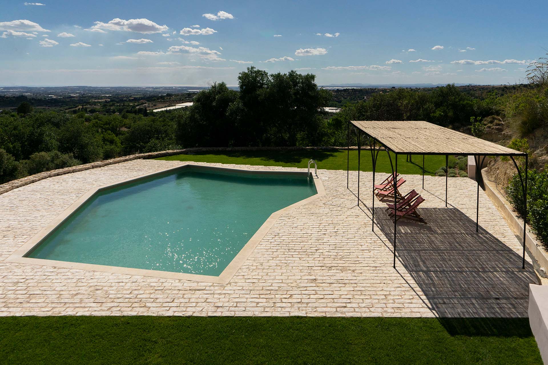 Casa Grande piscina Chaza ospitalità secondo Arianna Occhipinti nei Monti Iblei