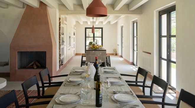 Casa Grande soggiorno con camino Chaza ospitalità secondo Arianna Occhipinti nei Monti Iblei