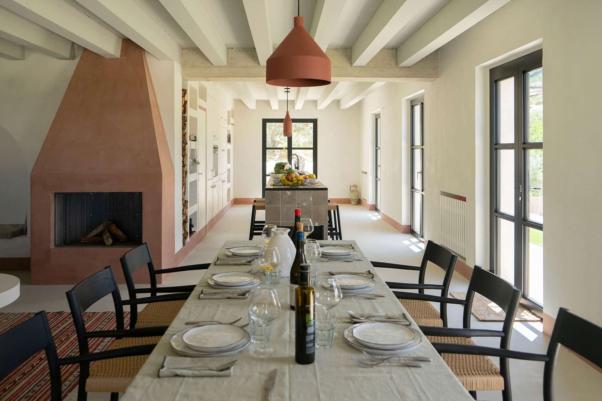 Casa Grande soggiorno con camino Chaza ospitalità secondo Arianna Occhipinti nei Monti Iblei