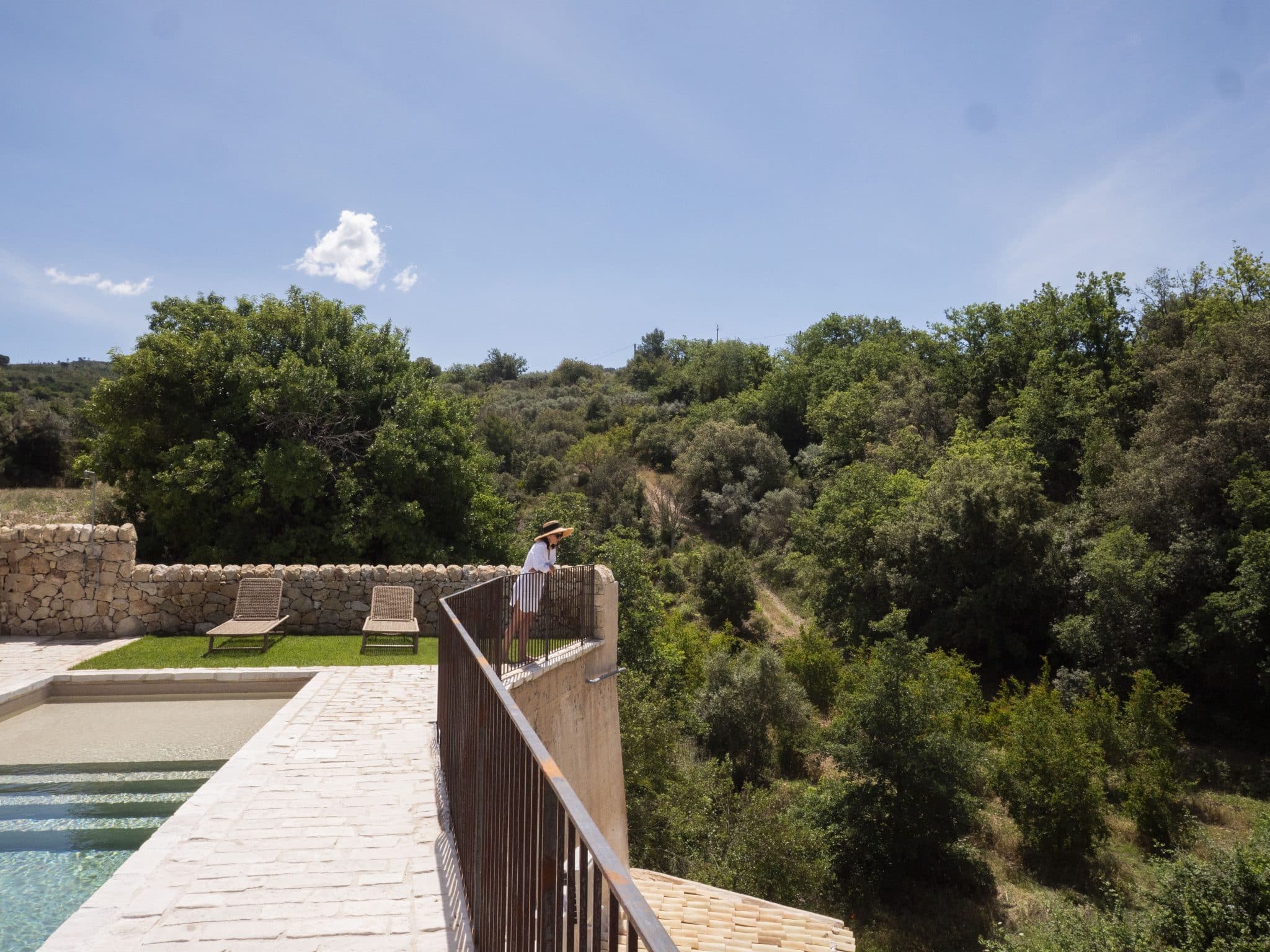 Casa Pietra esterno Chaza ospitalità secondo Arianna Occhipinti nei Monti Iblei