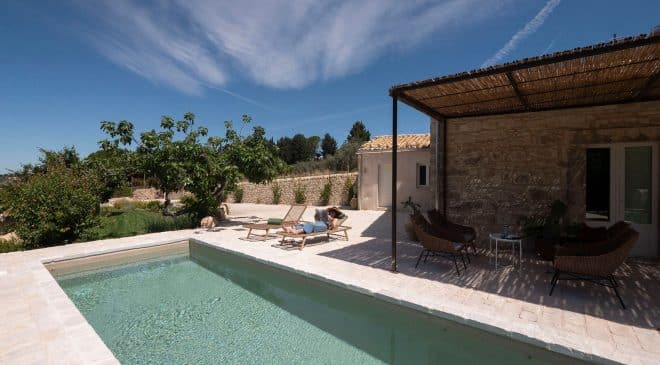 Casa Pietra esterno Chaza ospitalità secondo Arianna Occhipinti nei Monti Iblei