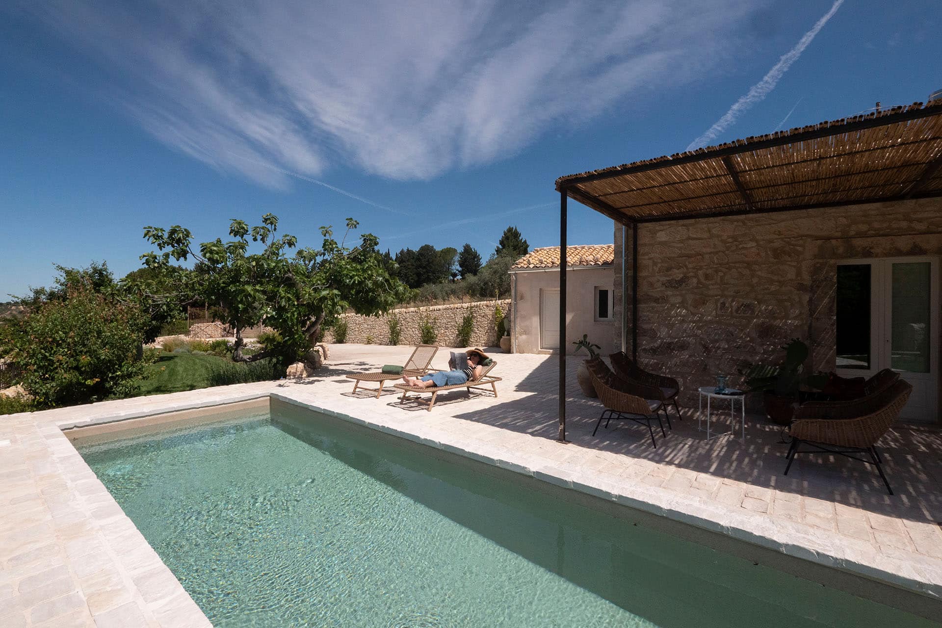 Casa Pietra esterno Chaza ospitalità secondo Arianna Occhipinti nei Monti Iblei