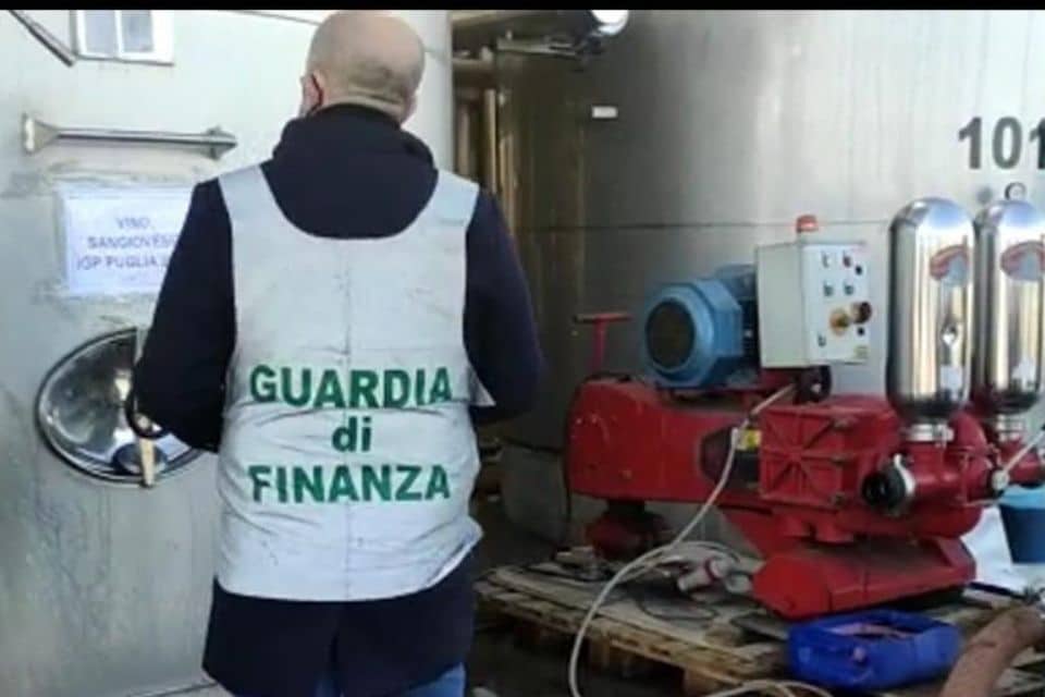 Foggia, sequestrati oltre 1,3 milioni di litri di vino rosso fantasma