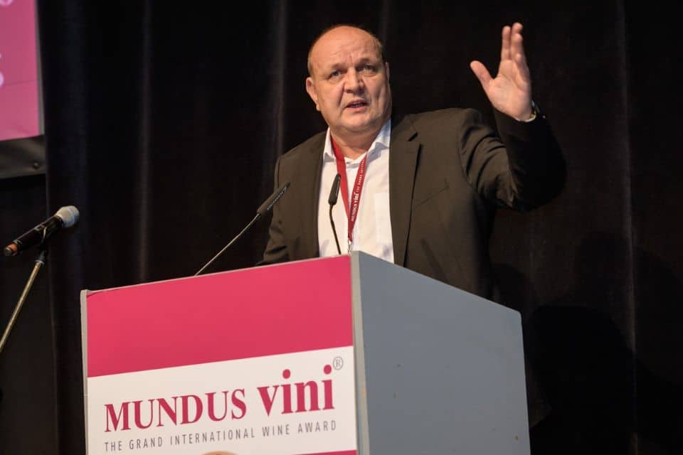 Mundus Vini Christoph Meininger Vino sotto attacco dei media tedeschi Duro sfogo dell'editore e fondatore del noto concorso enologico, nel discorso introduttivo della Summer Edition 2025