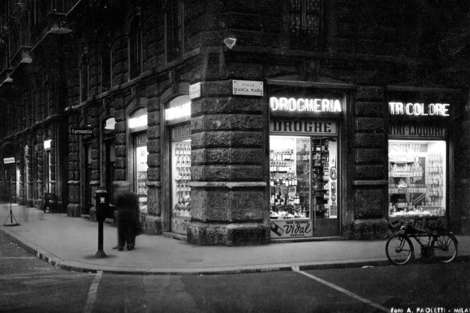 Drogheria-Gaboardi-in-piazza-del-Tricolore-a-Milano-foto-d-epoca