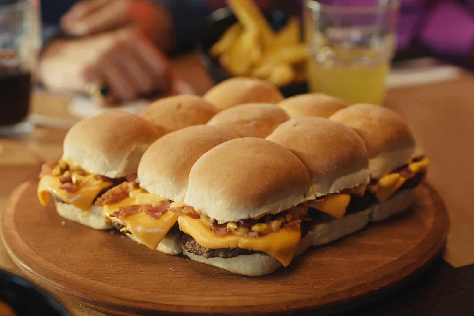 Giornata mondiale dell’hamburger: come preparare lo smash burger secondo lo chef Sergio Ferrarini