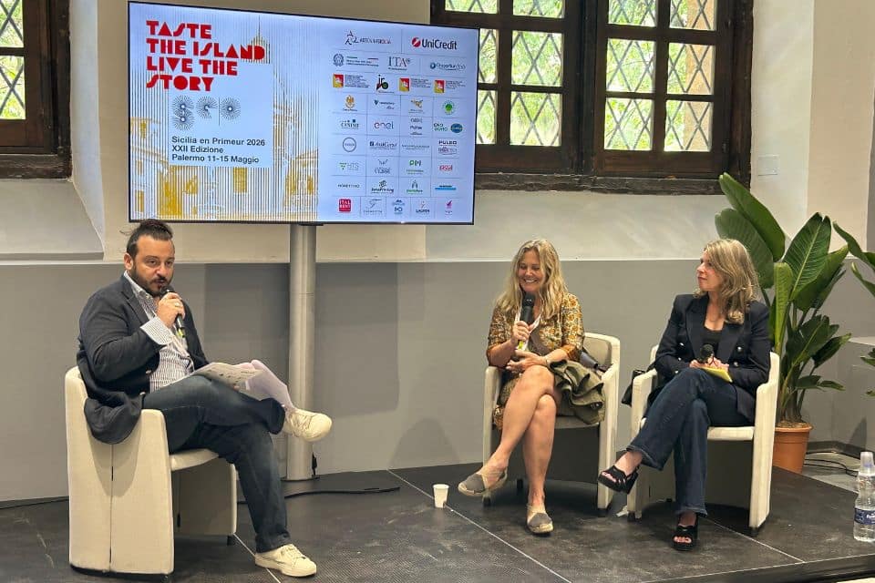 Il Vino è Arte sul palco di Sicilia en Primeur 2026 Patrizia Pozzi e Agata Polizzi
