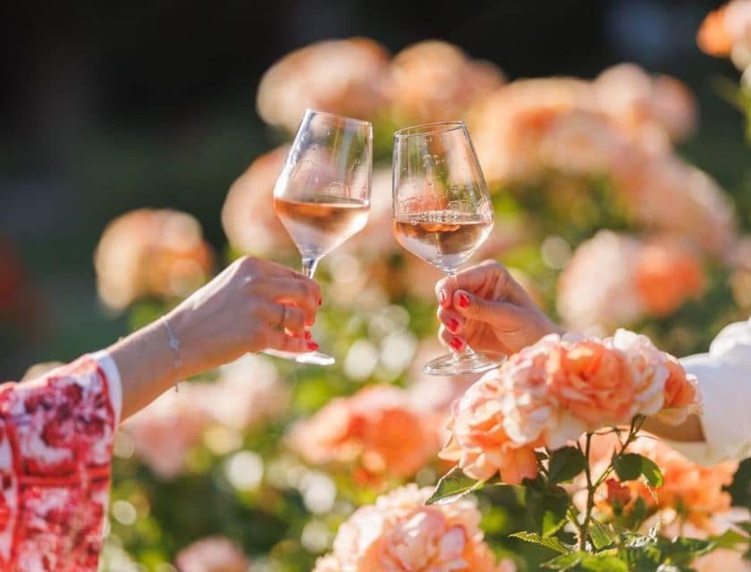 Portorose celebra il rosé tra giardini fioriti e grandi firme del vino