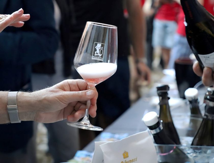Mercato dei Vini FIVI 2026, a Bologna dal 21 al 23 novembre. Emiliano Ponzi firma il manifesto della 15ª edizione