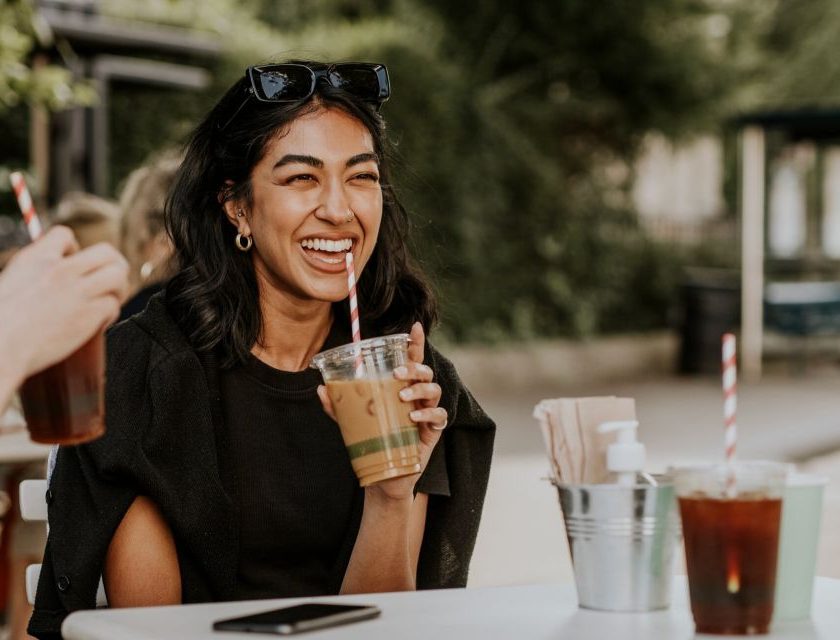 Caffè freddo, la Gen Z guida il boom estivo cresce la domanda tra locali, retail e ricette fai da te