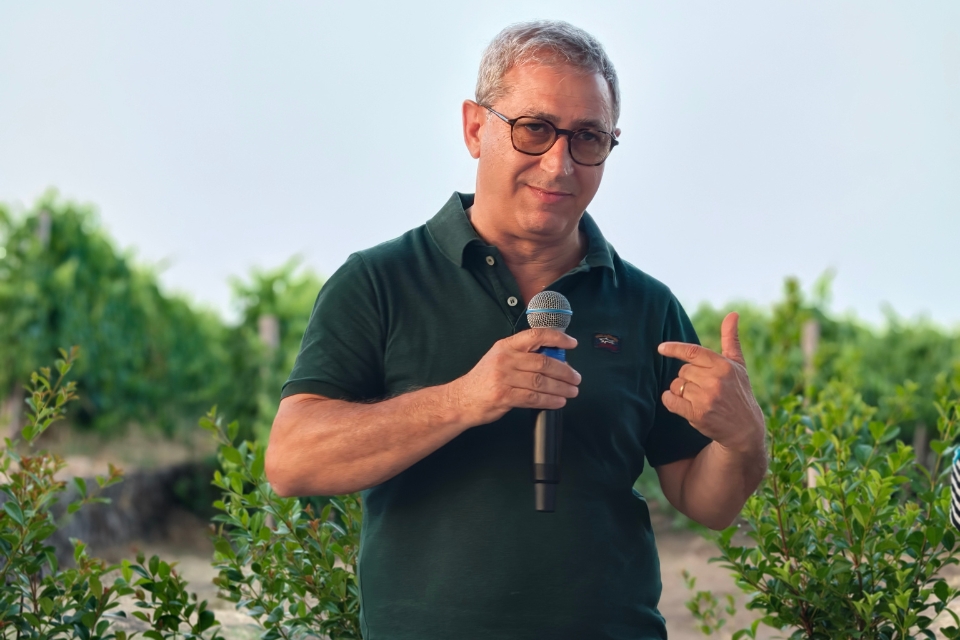 Tonino Guzzo, enologist at Gorghi Tondi, presents the new Metodo Classico sparkling wine from Pinot Noir grapes