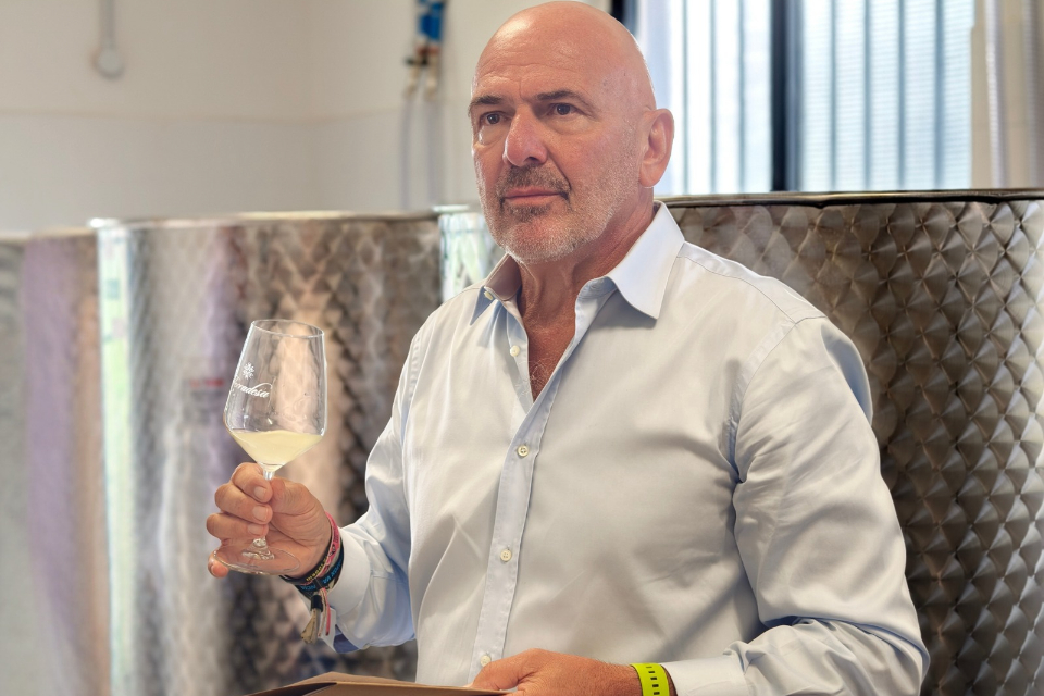 Una nuova cantina-albergo produce Piwi vicino aeroporto Milano-Malpensa è Terradesa enologo mario falcetti con i suoi vitigni resistenti e tre camere per ospiti oggi inaugurazione. Nella foto, l'enologo Mario Falcetti