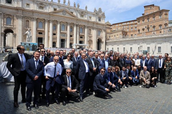 Assoenologi in udienza da Papa Leone XIV. Cotarella «Affidato alle sue preghiere il mondo del vino italiano»