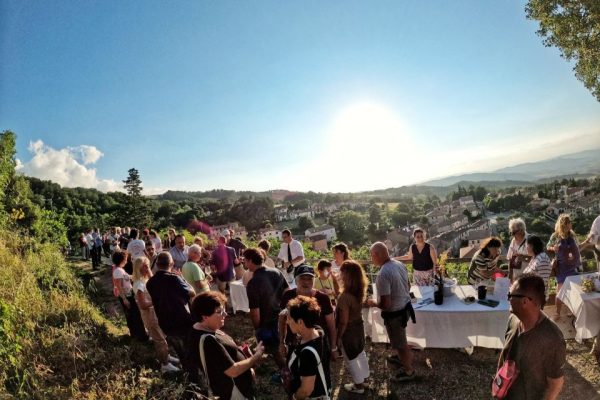 Bianco di sera su tramonto rosé a Campiglia d’Orcia degustazione dedicata ai vini bianchi e rosati dell’Orcia