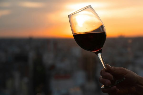 Export vini Dop europei in calo nel primo quadrimestre 2026 Italia, -6,2%. Spumanti e vini bianchi limitano perdite. Ancora giù i vini rossi